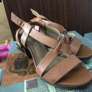 Clarks Size 5 tan sandals
